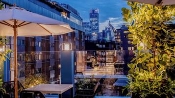 Quầy bar bên hồ bơi