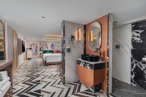 PIPA Jacuzzi with club privileges | Bathroom | Free toiletries, hair dryer, bathrobes, slippers