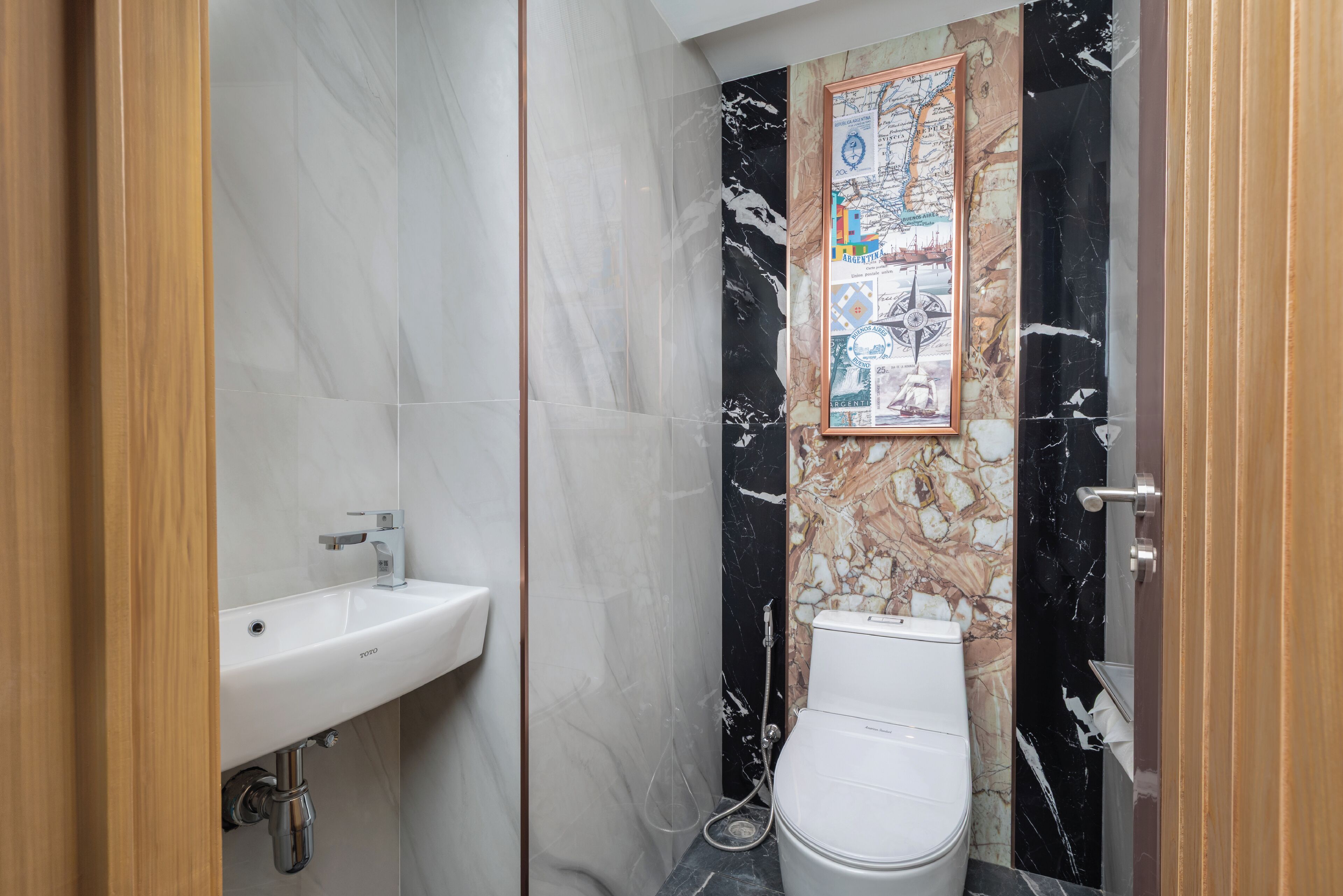 Un baño con lavamanos blanco, inodoro y ducha.
