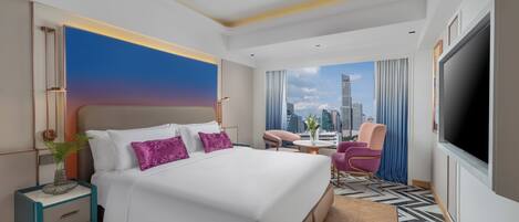 Habitación de hotel con una cama grande, televisión, escritorio con silla y vistas a la ciudad.