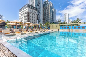 Outdoor pool, pool umbrellas, sun loungers