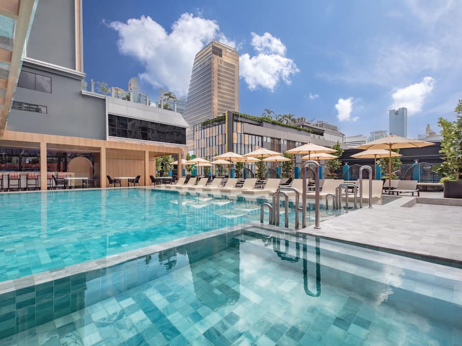 Piscine extérieure, parasols, chaises longues