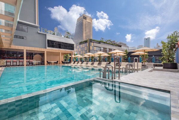 Piscine extérieure, parasols de plage, chaises longues