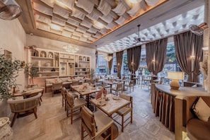 2 restaurantes: opção de café da manhã, almoço e jantar