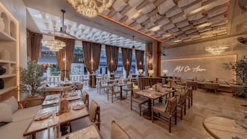 2 restaurantes: opção de café da manhã, almoço e jantar