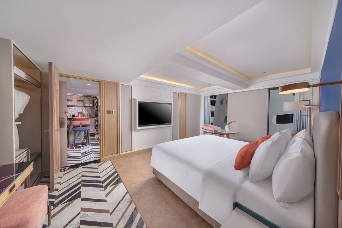 Premium bedding, down duvets, minibar, in-room safe