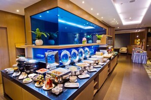 บริการอาหารเช้า อาหารกลางวัน และอาหารเย็น