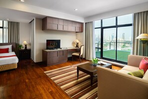 Suite Deluxe, 1 letto king | Una cassaforte in camera, una scrivania, tende oscuranti