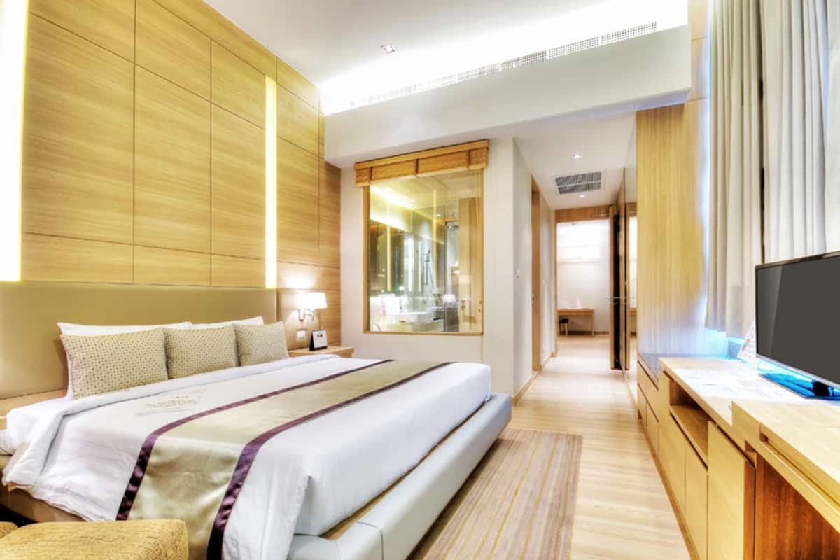 Deluxe Premium Suite | Peti besi dalam bilik, meja, langsir/tirai gelap terus