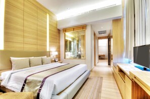 Deluxe Premium Suite | Cofres nos quartos, escrivaninha, cortinas blackout