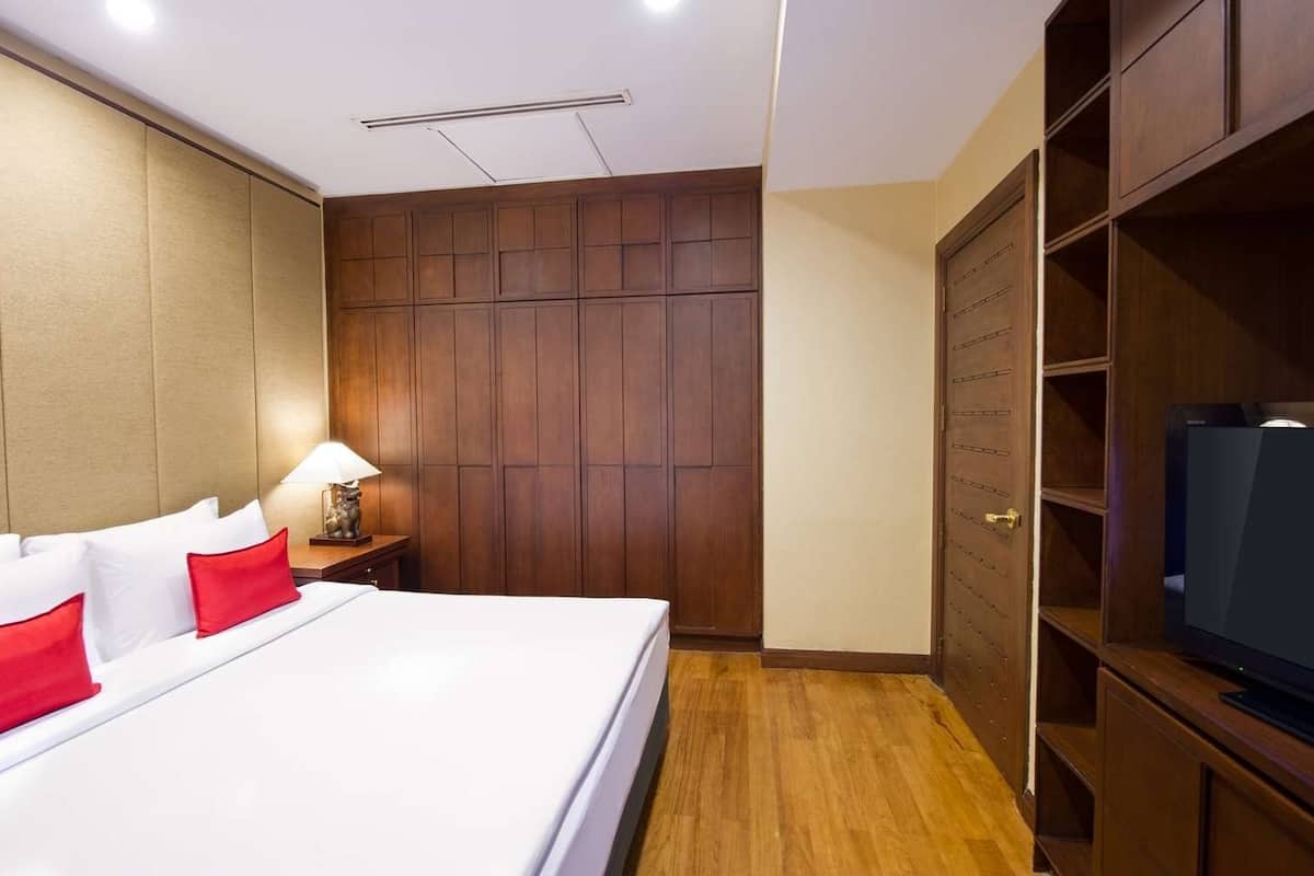 Deluxe Suite, 1 Katil Raja (King) | Peti besi dalam bilik, meja, langsir/tirai gelap terus