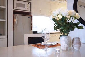 Suite Junior, 1 letto king | Cucina privata | Frigorifero con congelatore, microonde