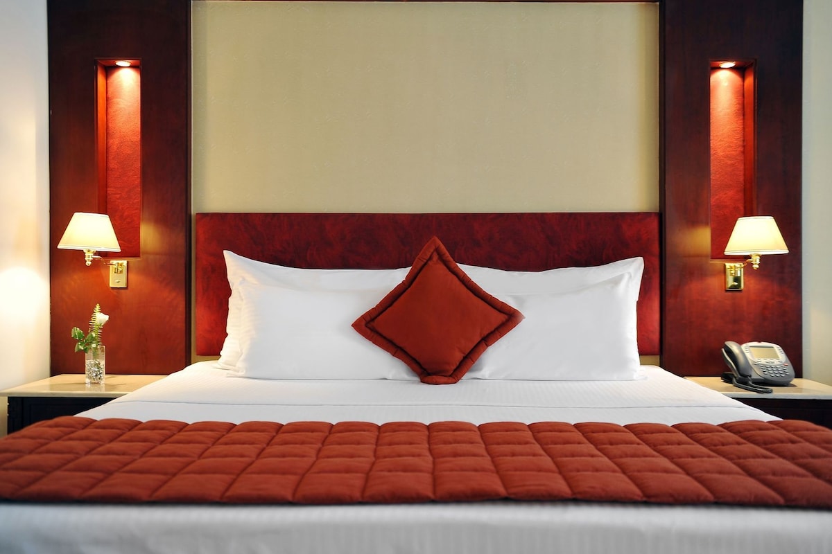 Premium bedding, minibar, in-room safe, desk