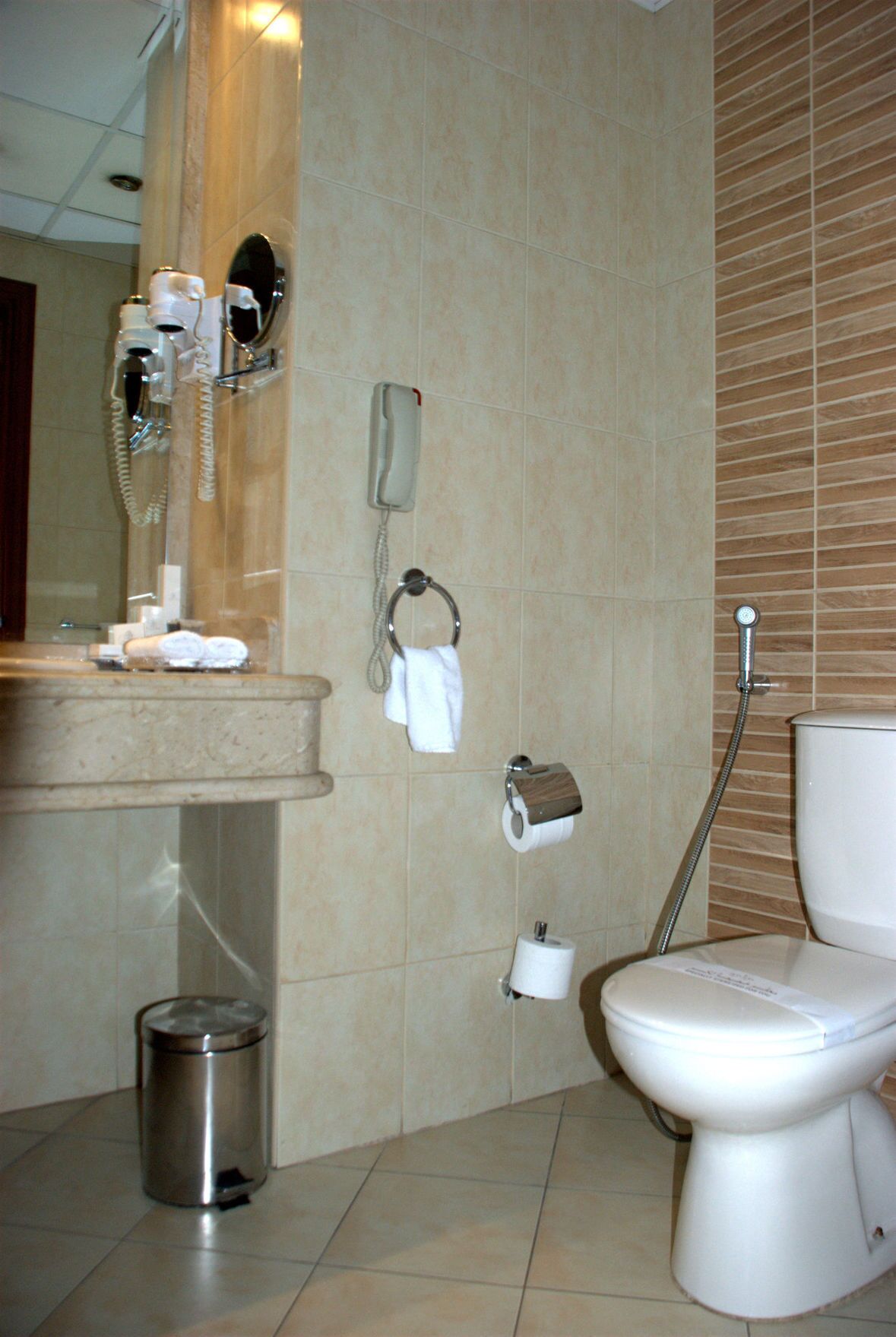 Baño | Tina con regadera, tina profunda, amenidades de baño ecológicas 