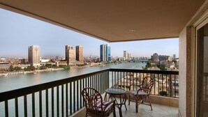 A balcony with a view of a river and cityscape, including tall buildings and a bridge. - Hilton Cairo Zamalek Residences (Cairo)