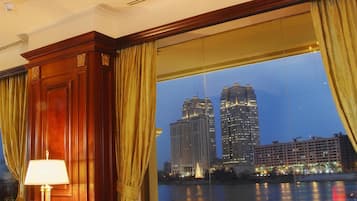 4 restaurants; breakfast, lunch, and dinner served