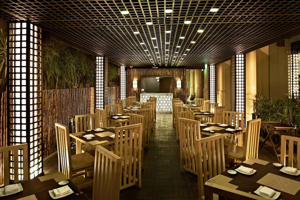 4 restaurants, breakfast, lunch, dinner served; international cuisine - Hilton Cairo Zamalek Residences (Cairo)