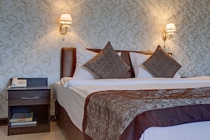 标准双人房或双床房 | 迷你吧、办公桌、熨斗/熨衣板、折叠床/加床(额外收费)