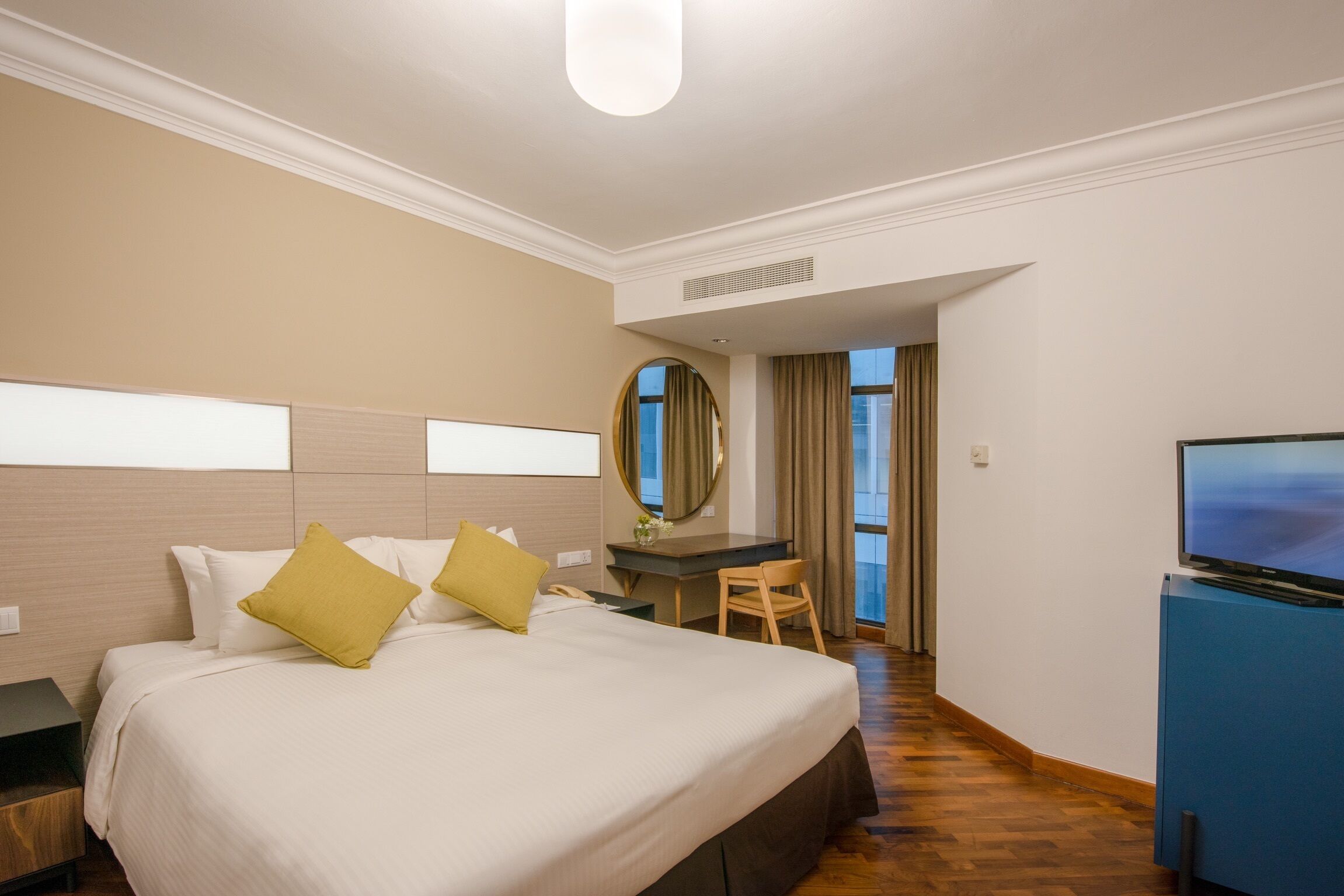 Superior Double Room | Peralatan tempat tidur premium, bar mini, peti besi dalam bilik, meja 