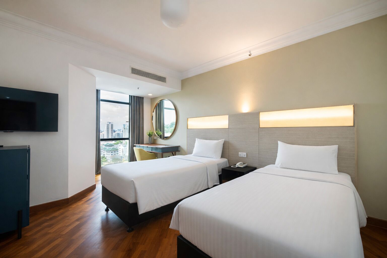 Peralatan tempat tidur premium, bar mini, peti besi dalam bilik, meja 