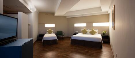 Quarto família | Roupas de cama premium, frigobar, cofres nos quartos, escrivaninha