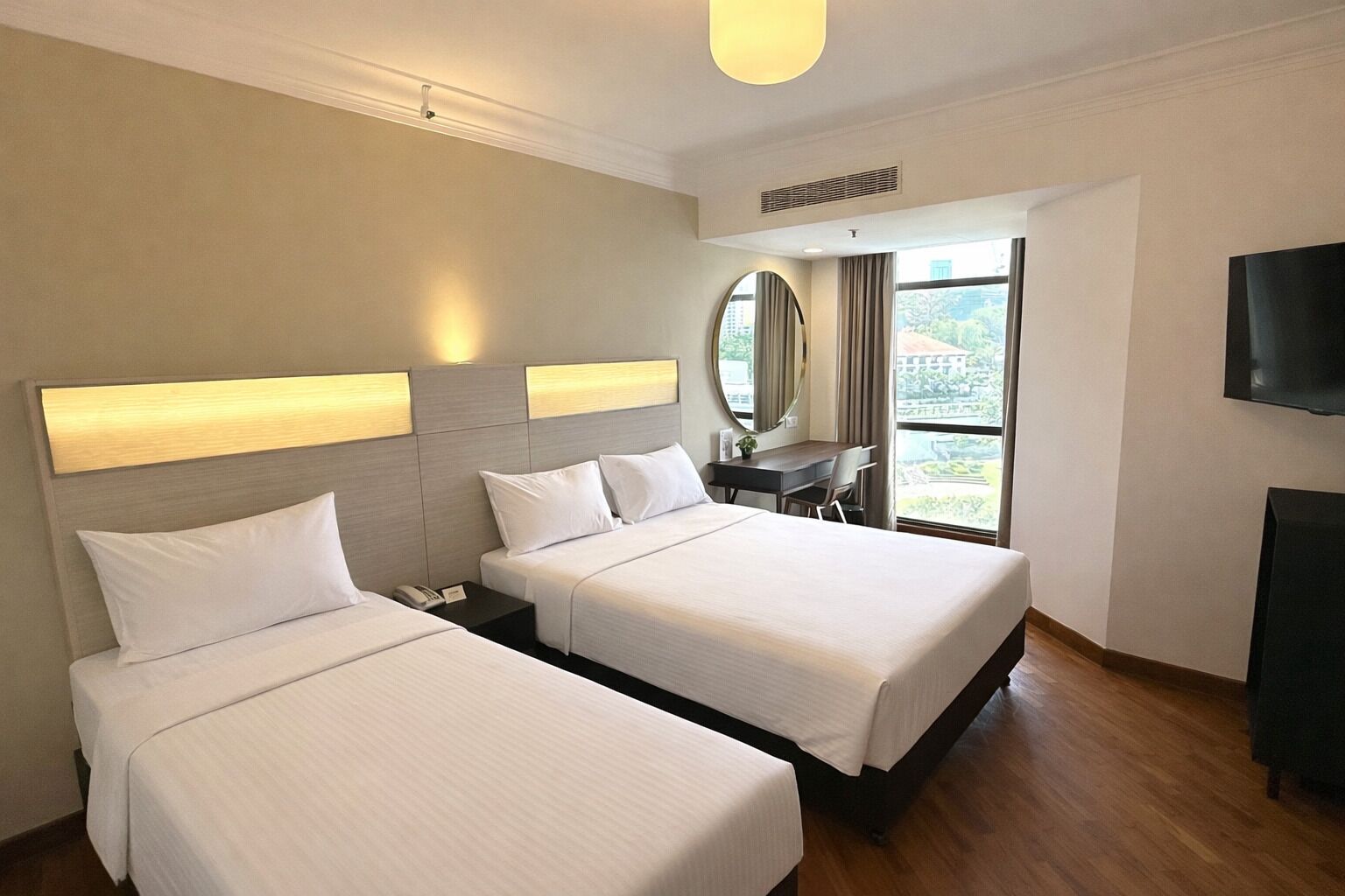 Superior Triple Room | Peralatan tempat tidur premium, bar mini, peti besi dalam bilik, meja 