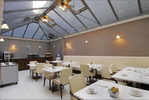 Desayuno continental diario (GBP 12.5 por persona)