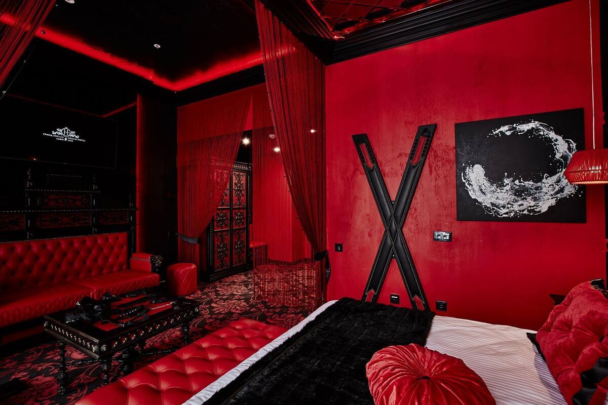 SADO-MASO THEMED ROOM | Soundproofing, high-speed internet