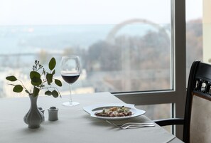 2 restaurantes; se sirve desayuno, almuerzo y cena