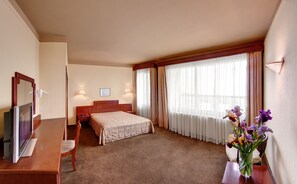 Panorama-værelse | Pengeskab på værelset, skrivebord, arbejdsområde til bærbare computere