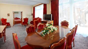 Executive Suite | In-room dining