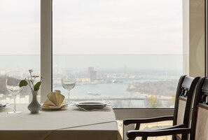 2 か所のレストラン、朝食に営業
