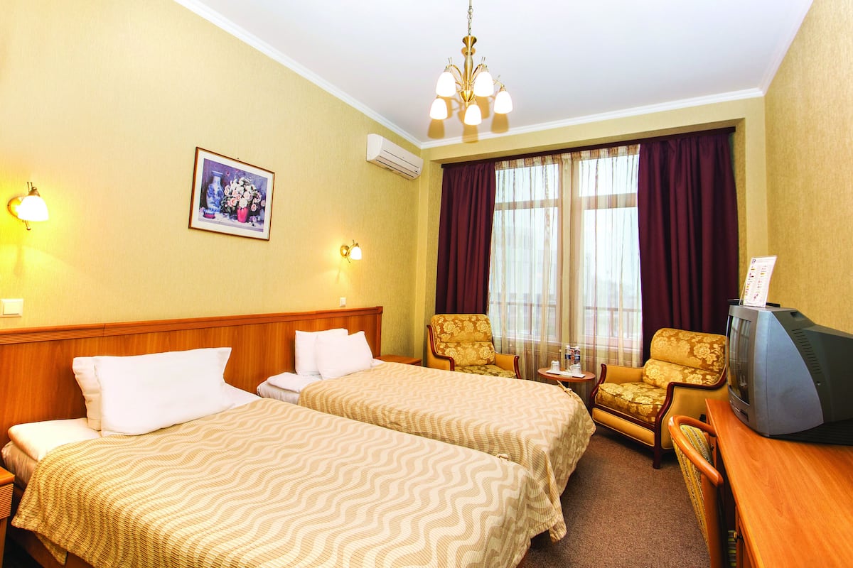 Standard Twin Room, 2 Twin Beds | In-room safe, desk, laptop workspace, blackout drapes