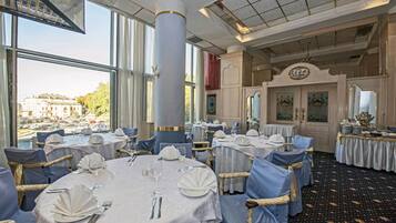 HĂ€r finns 2 restauranger som serverar frukost, lunch och middag