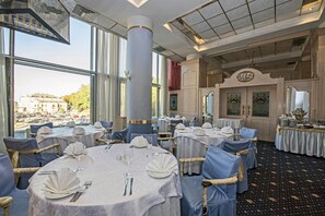 2 restaurantes; se sirve desayuno, almuerzo y cena