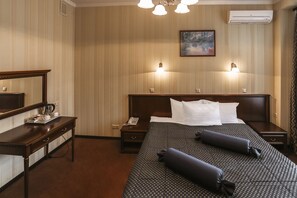 Executive Suite | In-room safe, desk, laptop workspace, blackout curtains