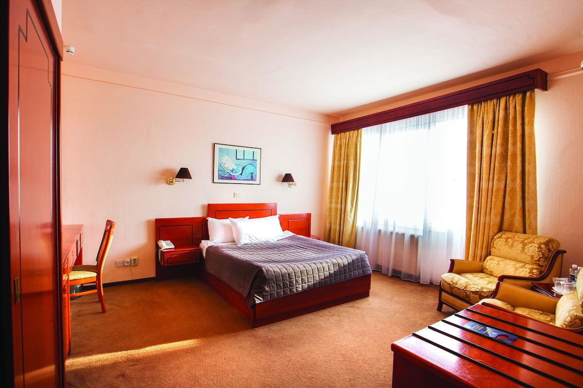 Panoramic Room | In-room safe, desk, laptop workspace, blackout drapes