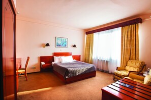 Panoramic Room | Peti besi dalam bilik, meja, ruang kerja komputer riba 