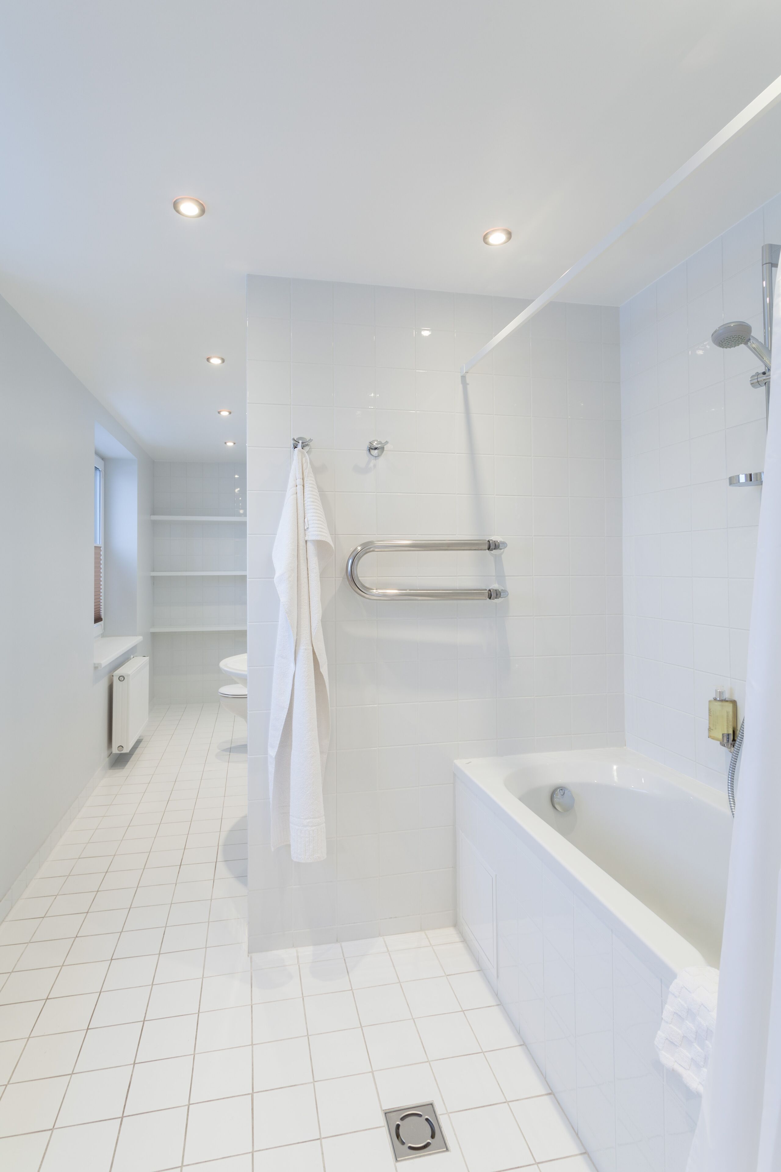 Amenidades de baño gratuitas, secadora de cabello, toallas 