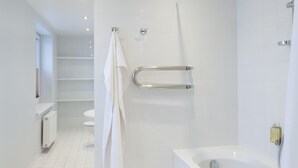 A modern bathroom with a bathtub, a shower, and a toilet. - Ibis Styles Riga (Riga)