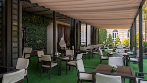 S'hi serveixen esmorzars, dinars i plats de cuina europea moderna