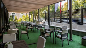 S'hi serveixen esmorzars, dinars i plats de cuina europea moderna