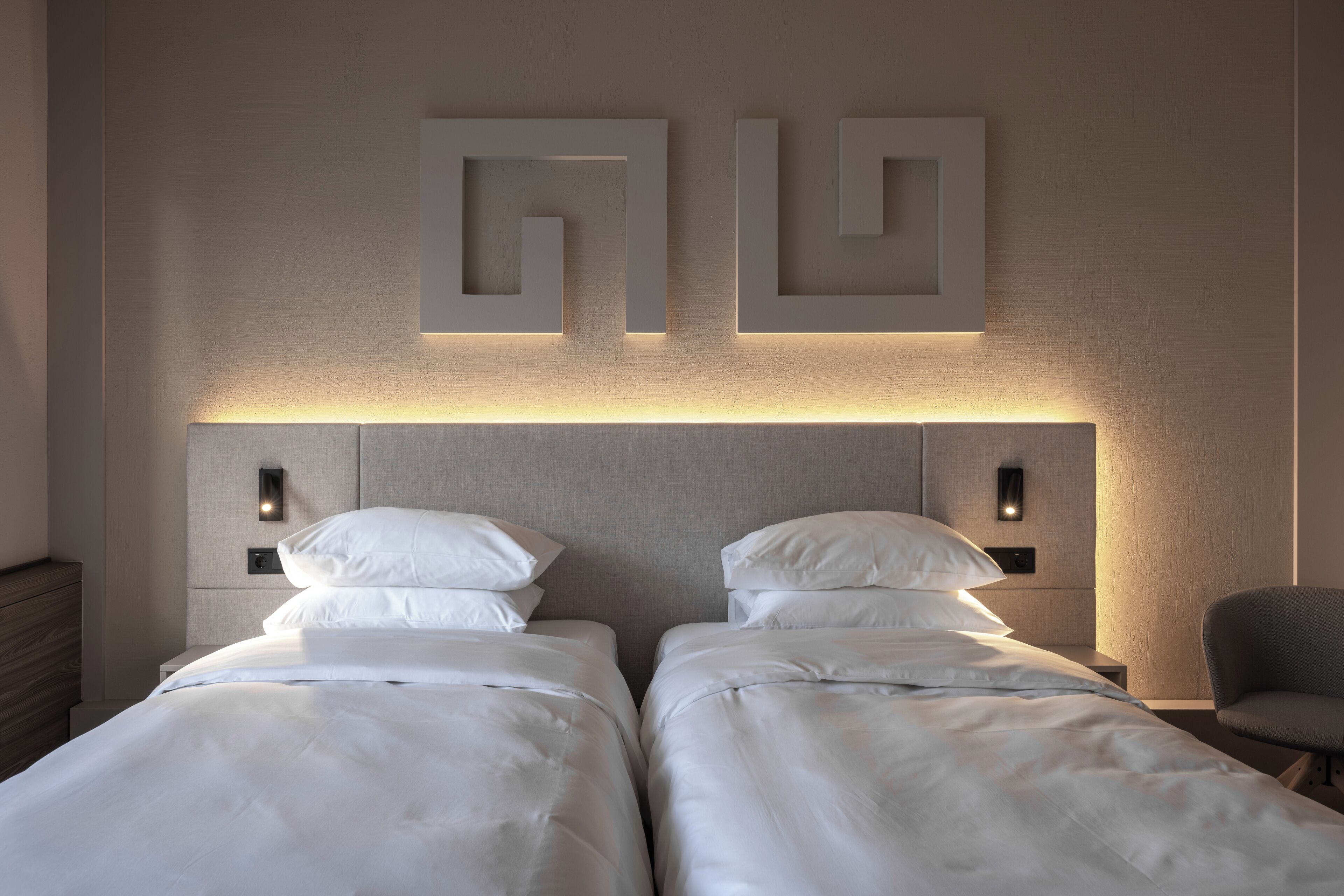 Twin Room | Minibar, in-room safe, individually decorated, individually furnished
