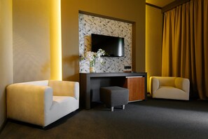 Deluxe Room, Park View | Living area | 32-inch LCD TV with satellite channels, Smart TV