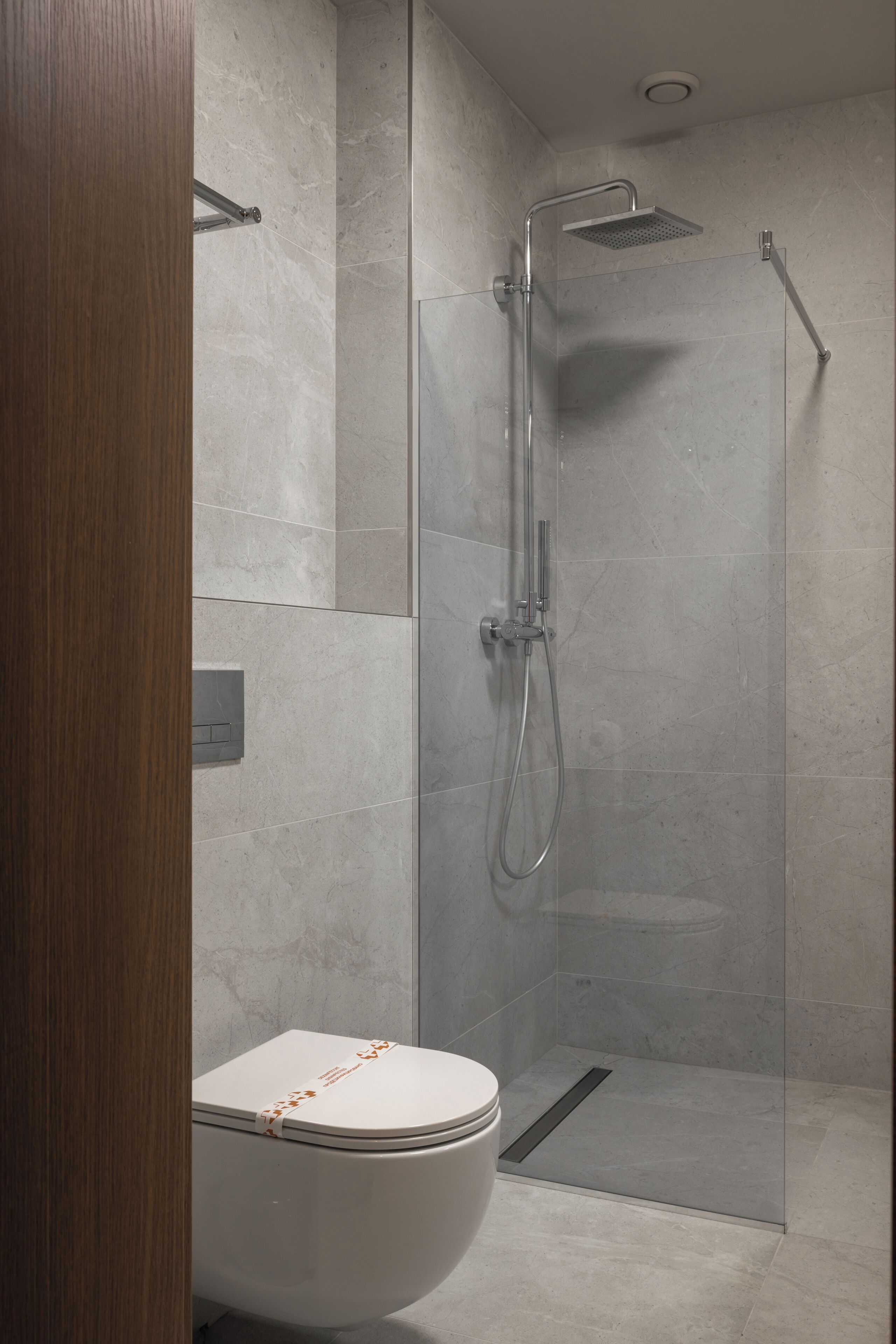 Rainfall showerhead, free toiletries, hair dryer, bathrobes