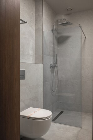 Regndusch, gratis toalettartiklar, hårtork och badrock