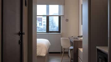 Chambre Double Standard, 1 grand lit, vue cour intérieure