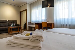 Cofres nos quartos, escrivaninha, berços (sobretaxa)