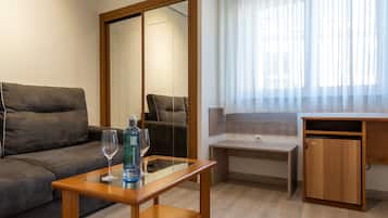 Caja de seguridad en la habitación, escritorio y cunas