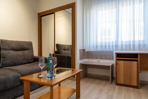 1 bedroom, in-room safe, desk, cribs/infant beds